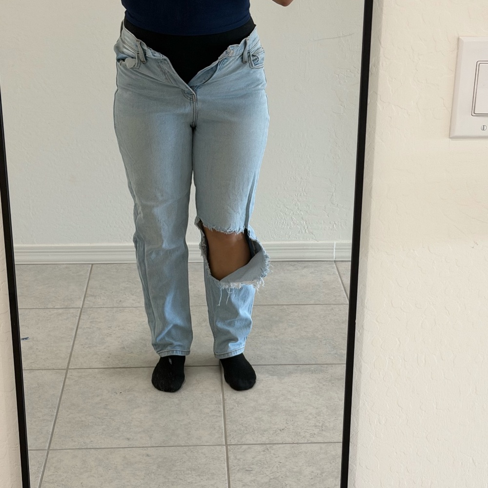 Light Wash Jeans with Hole